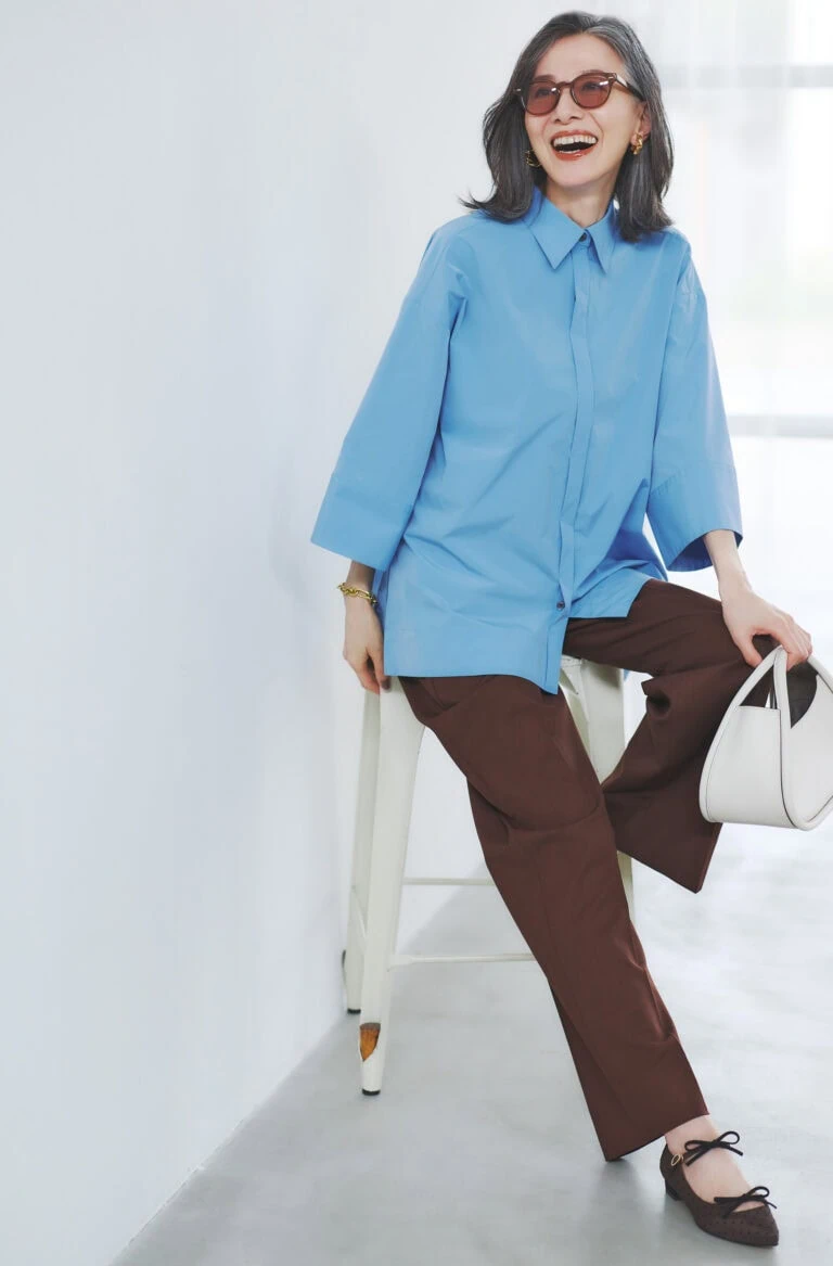 パンツ¥20,000/バナナ・リパブリック、シャツ¥12,000/プラステ、サングラス¥47,300/アイヴァン(アイヴァン 東京ギャラリー)、イヤリング¥16,200/アビステ、ブレスレット¥19,800/アドラル(ズットホリック)、バッグ¥46,200/オルセット(オルサ)、靴¥17,600/ダイアナ(ダイアナ 銀座本店)