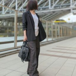 テーラードジャケット／H＆M、刺繍Tシャツ／ZARAメンズ、レザーバッグ／PRADA、バッグチャーム／H＆M、ミュール／ZARA