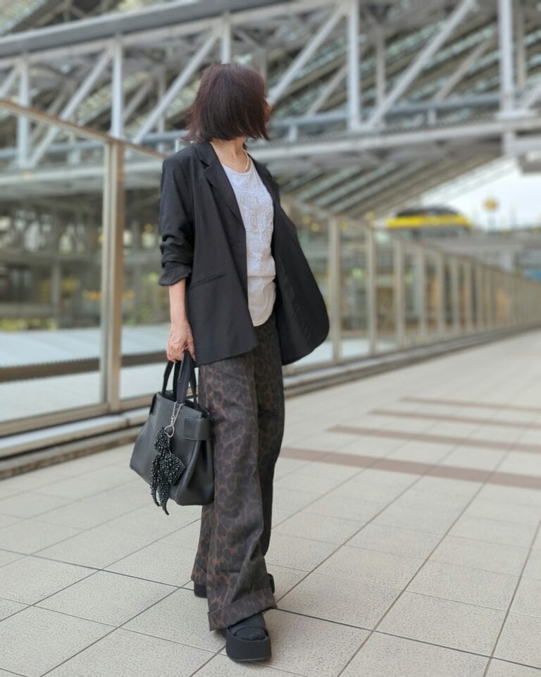 テーラードジャケット/H&M、刺繍Tシャツ/ZARAメンズ、レザーバッグ/PRADA、バッグチャーム/H&M、ミュール/ZARA