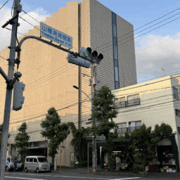 「山種美術館前」と書かれた信号が目印