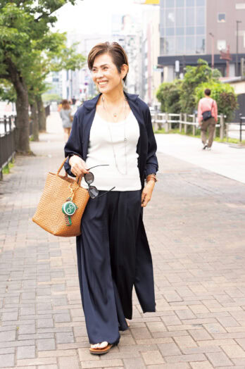 【60代お手本スナップ】「ミュウミュウ」のバッグチャームをポイントにした「福岡マダム」はブランドディレクター！おしゃれでシックな着こなしがさすがです