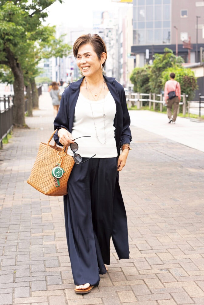 【60代お手本スナップ】「ミュウミュウ」のバッグチャームをポイントにした「福岡マダム」はブランドディレクター！おしゃれでシックな着こなしがさすがです