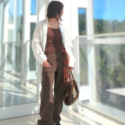 ストライプオーバーサイズシャツ／ZARA、ブラトップ／UNIQLO、カラーデニムパンツ／UNIQLOC、レザーバッグ／PRADA、バッグチャーム／ハンドメイド、スニーカー／SALOMON