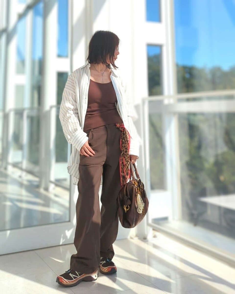 ストライプオーバーサイズシャツ/ZARA、ブラトップ/UNIQLO、カラーデニムパンツ/UNIQLOC、レザーバッグ/PRADA、バッグチャーム/ハンドメイド、スニーカー/SALOMON