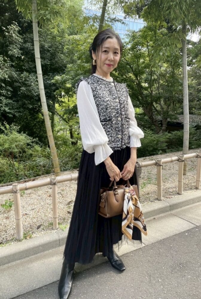 【60代お手本スナップ】ツイードの「ジレ」＋「チュールスカート」でふわっとやさしいモノトーンコーデは髪もふんわりまとめて