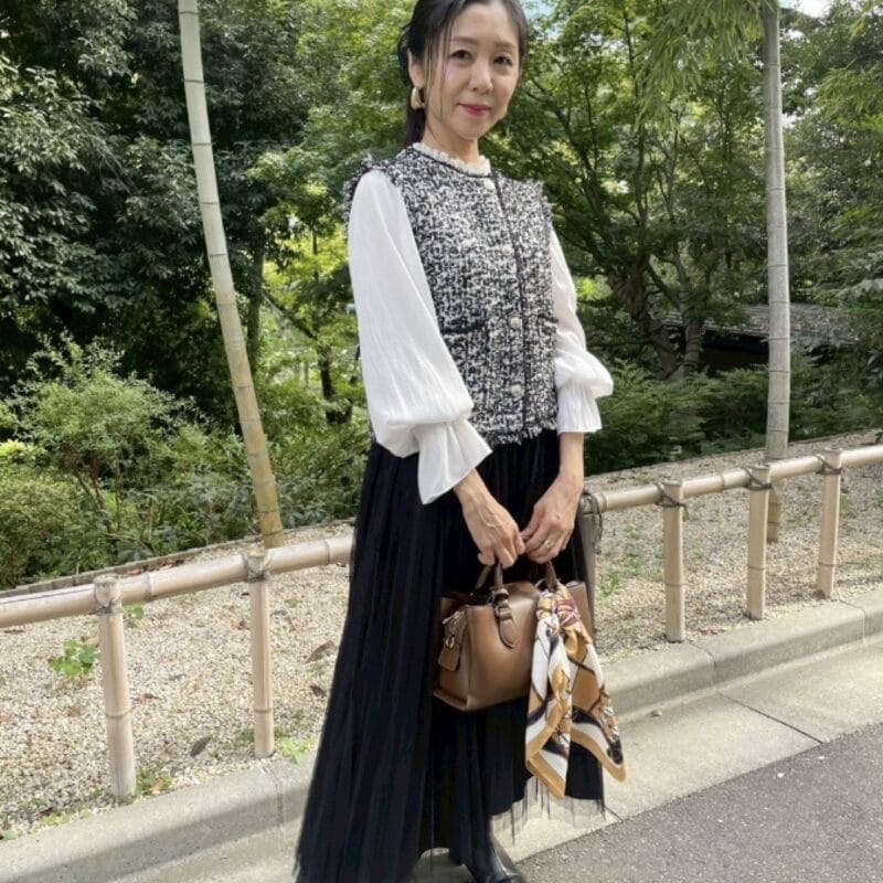 【60代お手本スナップ】ツイードの「ジレ」＋「チュールスカート」でふわっとやさしいモノトーンコーデは髪もふんわりまとめて