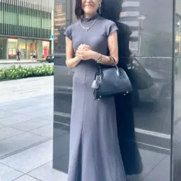 【第5位】【60代お手本スナップ】「ZARA」のフェミニンなグレーワンピースとクールなシルバー小物を合わせた洗練されたスタイル！