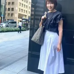 【第5位】【60代お手本スナップ】エレガントに着こなすモノトーンのフリルトップスで大人カジュアルなコーディネート