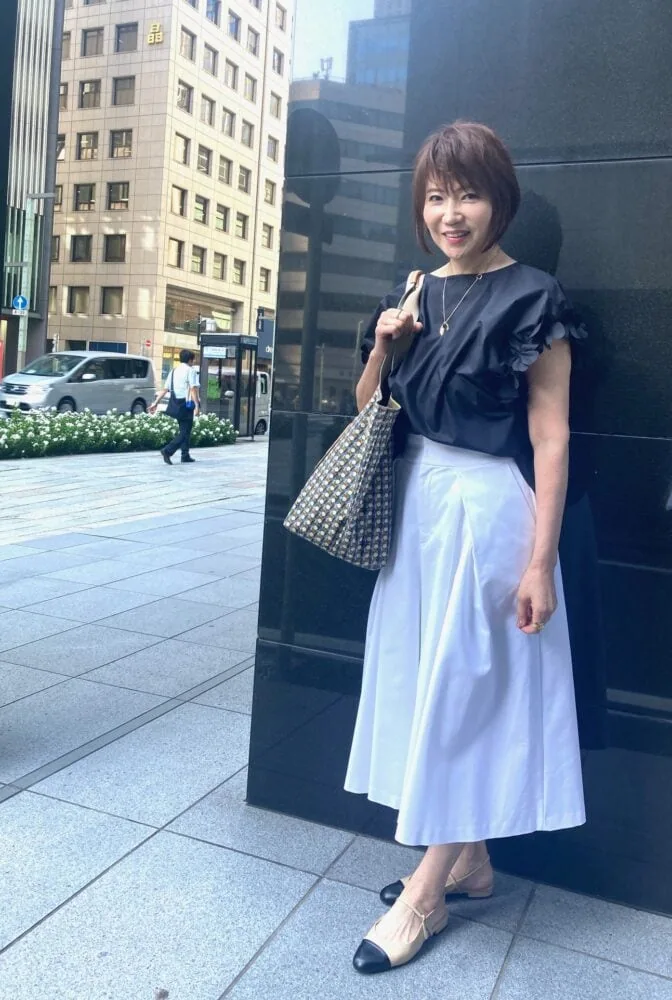 【第5位】【60代お手本スナップ】エレガントに着こなすモノトーンのフリルトップスで大人カジュアルなコーディネート