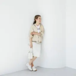 ブルゾン¥275,000、Tシャツ¥38,500、スカート¥154,000／すべてマディソンブルー、メガネ¥62,700／ピーター アンド メイ（コンティニュエ）、ピアス（片耳）¥49,500、ネックレス¥235,400、リング¥70,400／すべてプライマル、バッグ¥341,000／ヴァレクストラ（ヴァレクストラ ジャパン）、シューズ¥116,600／トッズ（トッズ・ジャパン）