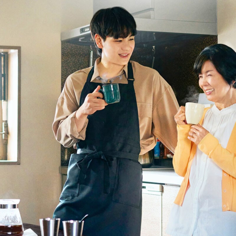 【インタビュー】映画『富士山と、コーヒーと、しあわせの数式』でJO1の豆原一成さんとW主演！市毛良枝さんが語る、「歳を重ねることは、豊かさを増やすこと」とは？