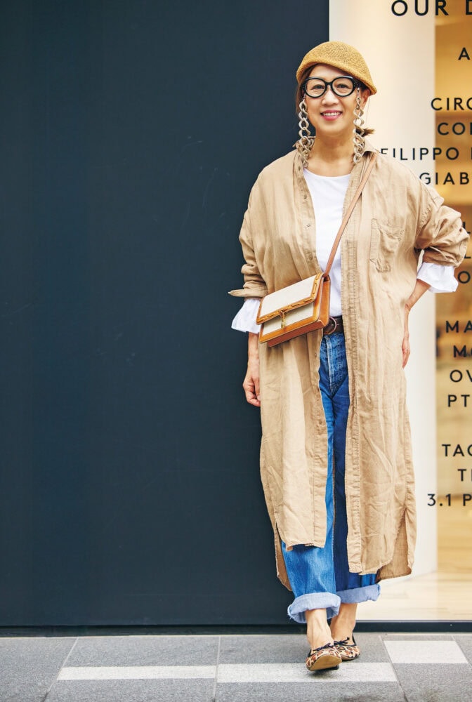 【60代お手本スナップ・東京】存在感ある「COTI」グラスチェーンで遊び心をプラス!レイヤードで魅せる上級デニムコーデ