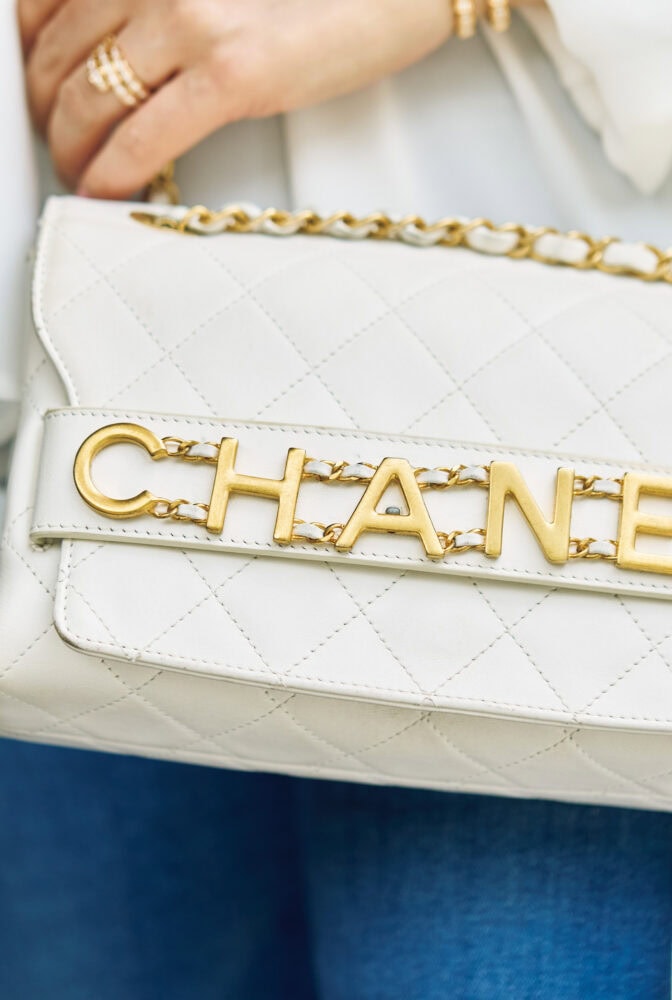 バッグはシャネル