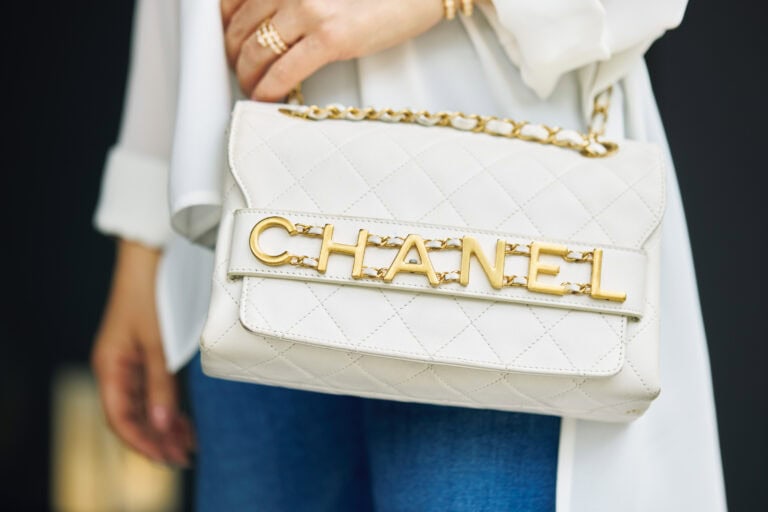 バッグはシャネル