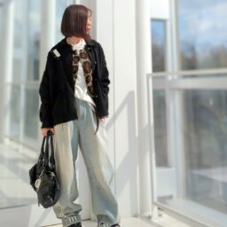 ツイードジャケット／ZARA、オーバーサイズTシャツ／H＆Mメンズ、カーブデニム／adidas、レザーバッグ／Chloe、バッグチャーム／ROSE BUD、ローファー／PRADA