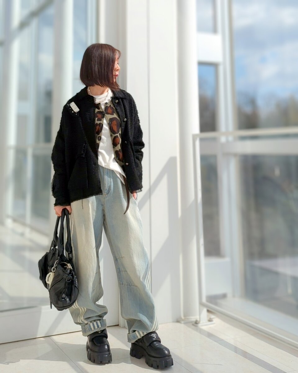 ツイードジャケット/ZARA、オーバーサイズTシャツ/H&Mメンズ、カーブデニム/adidas、レザーバッグ/Chloe、バッグチャーム/ROSE BUD、ローファー/PRADA