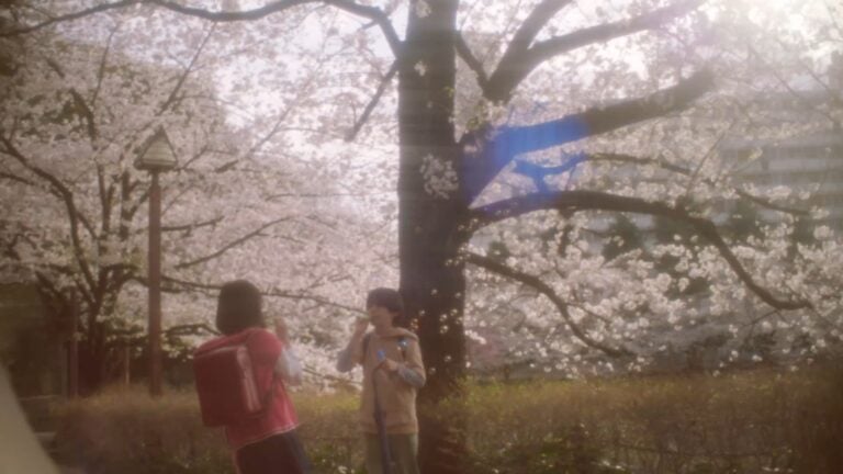 映画『秒速5センチメートル』より幼少期の貴樹（上田悠斗）と明里（白山乃愛）