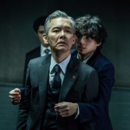 映画『爆弾』より警視庁捜査一課の刑事・清宮（渡部篤郎）と類家（山田裕貴）