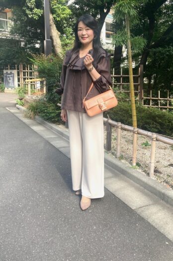 【60代お手本スナップ】ユニクロの優秀パンツは美シルエットで楽ちん！秋色ブラウスで高見え＆上品な着こなしが素敵