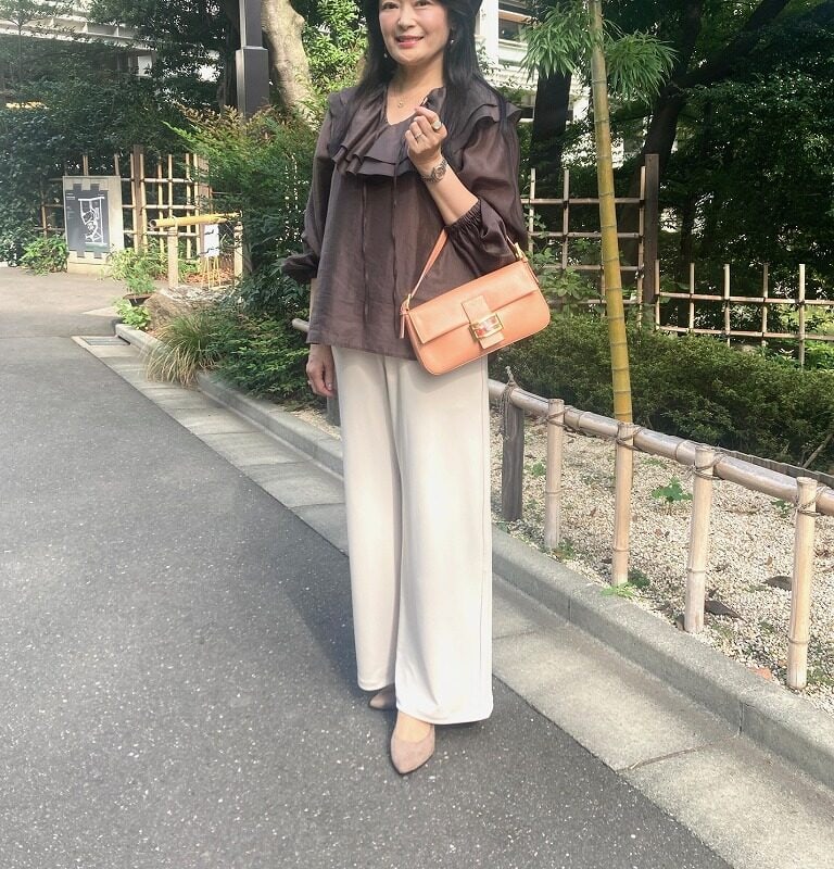【60代お手本スナップ】ユニクロの優秀パンツは美シルエットで楽ちん！秋色ブラウスで高見え＆上品な着こなしが素敵