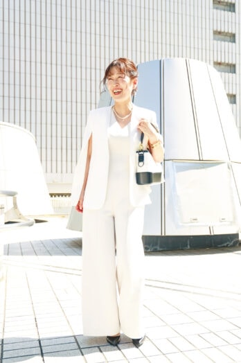 【50代・60代お手本スナップ〈名古屋〉】「ザラ」のジャケットを使ったホワイトコーデに「シャネル」のバングルを効かせたおしゃれマダム