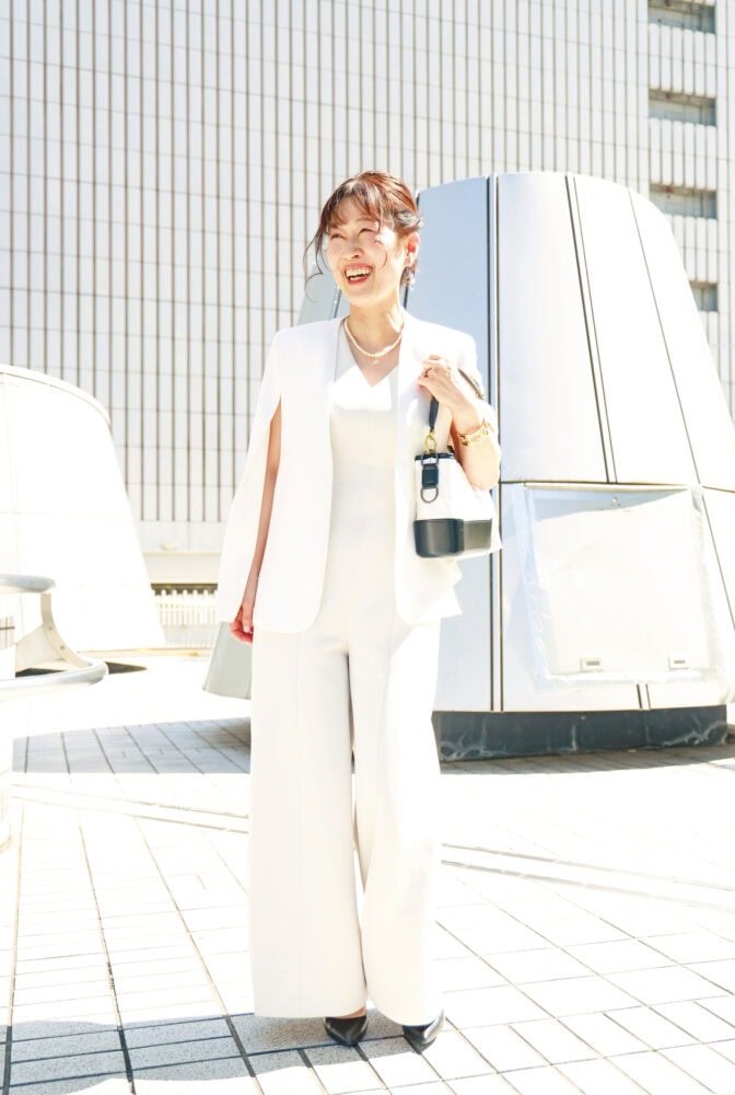 【50代・60代お手本スナップ〈名古屋〉】「ザラ」のジャケットを使ったホワイトコーデに「シャネル」のバングルを効かせたおしゃれマダム