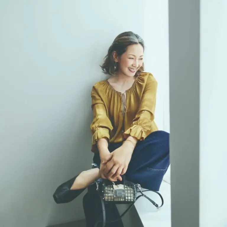 【第6位】松本孝美さんが着こなす、秋のおしゃれに効くデザインブラウス4選【60代がおさえておきたい秋のトレンドファッション】