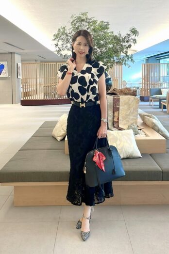 【60代お手本スナップ】大人女性が花柄アイテムを上品に着こなすには？モノトーンコーデでエレガントにクラスアップ！＜東京＞