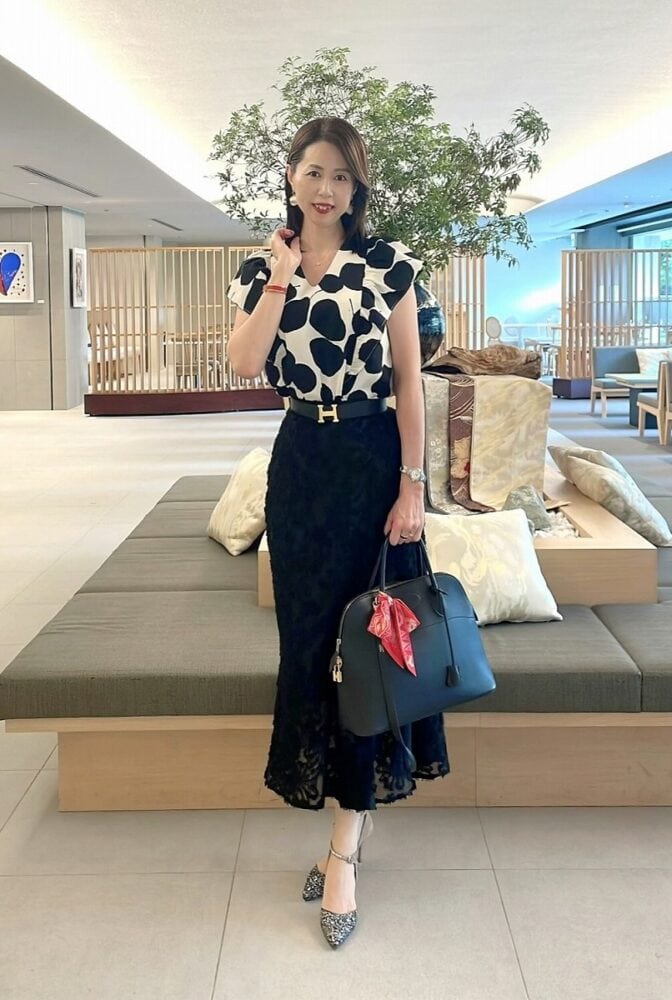 【60代お手本スナップ】大人女性が花柄アイテムを上品に着こなすには？モノトーンコーデでエレガントにクラスアップ！＜東京＞