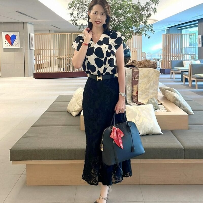 【60代お手本スナップ】大人女性が花柄アイテムを上品に着こなすには？ モノトーンコーデでエレガントにクラスアップ！＜東京＞