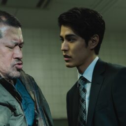 映画『爆弾』よりスズキタゴサク（佐藤二朗）に詰め寄る刑事・伊勢（寛一郎）