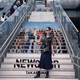 Tops … allureville、Gilet … ZARA、Skirt … NOBLE Boots … FABIO RUSCONI、Bag … LOUIS VUITTON