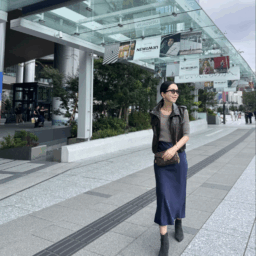 Tops … allureville、Gilet … ZARA、Skirt … NOBLE Boots …FABIO RUSCONI 、Bag … LOUIS VUITTON