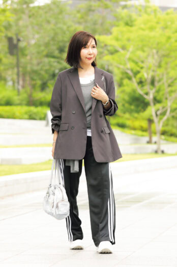 【60代お手本スナップ】「ユニクロＣ」のジャケットがお似合いの大阪マダム！「アディダス」のトラックパンツとブランドバッグを上手に取り入れた着こなし