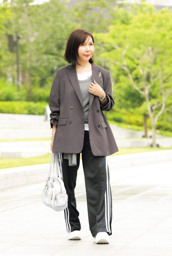 【60代お手本スナップ】「ユニクロC」のジャケットがお似合いの大阪マダム!「アディダス」のトラックパンツとブランドバッグを上手に取り入れた着こなし