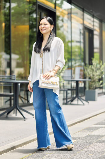 【60代お手本スナップ・京都】大人デニムのお手本！ラフなスタイルに「シャネル」のバッグを合わせた品のあるカジュアルな着こなしに注目！