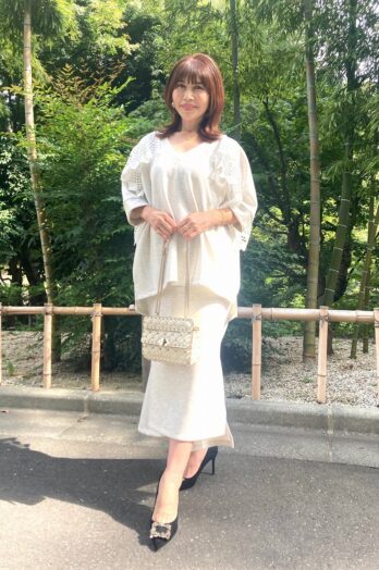 【60代お手本スナップ】スウェット素材のセットアップはディテールの甘いデザインで上品さをプラス<東京>