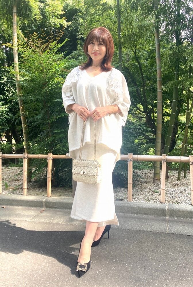 【60代お手本スナップ】スウェット素材のセットアップはディテールの甘いデザインで上品さをプラス＜東京＞