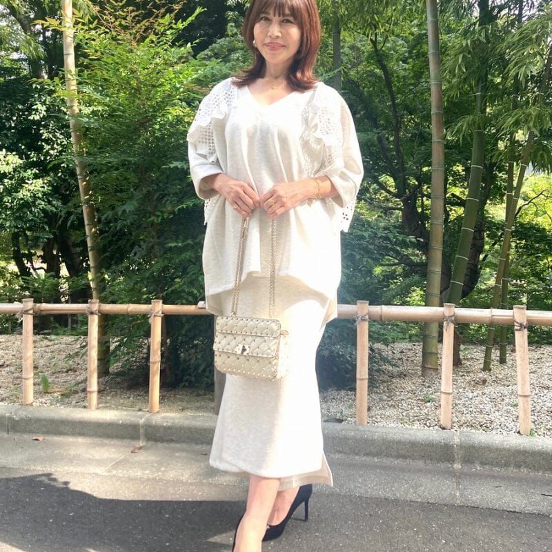 【60代お手本スナップ】スウェット素材のセットアップはディテールの甘いデザインで上品さをプラス＜東京＞