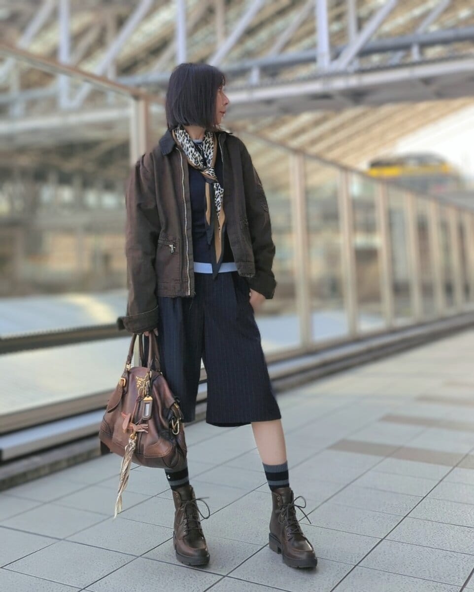 レイヤード風カットソー/H&M、レオパ柄スカーフ/ZARA、ピンストライプハーフパンツ/GUメンズ、レザーバッグ/PRADA、バッグチャーム/ZARA、アニヤコラボソックス/UNIQLO、レースアップブーツ/Timberland