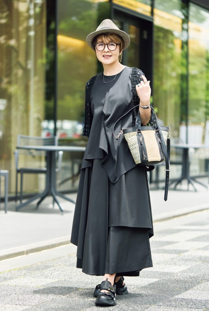 【60代お手本スナップ・京都】ブラックコーデを軽やかに！構築的なデザインでワントーンコーデのおしゃれを底上げ！