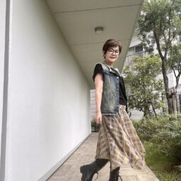 スカート、ブーツ／ZARA、パンツ／ダブルスタンダードクロージング、Tシャツ／gu、ジレ／セレクトショップ
