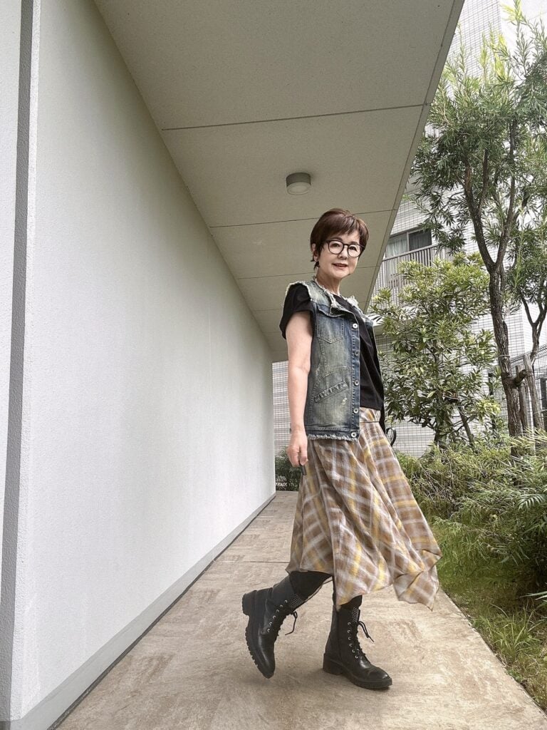スカート、ブーツ／ZARA、パンツ／ダブルスタンダードクロージング、Tシャツ／gu、ジレ／セレクトショップ