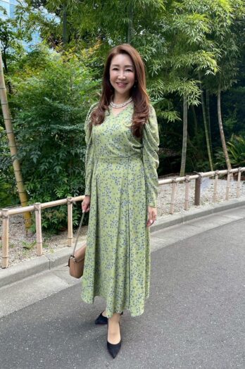 【60代お手本スナップ】着やせ効果もあるワンピースに「グッチ」のチェーンバッグ＆「ダイアナ」のパンプスでパーティ感をプラス