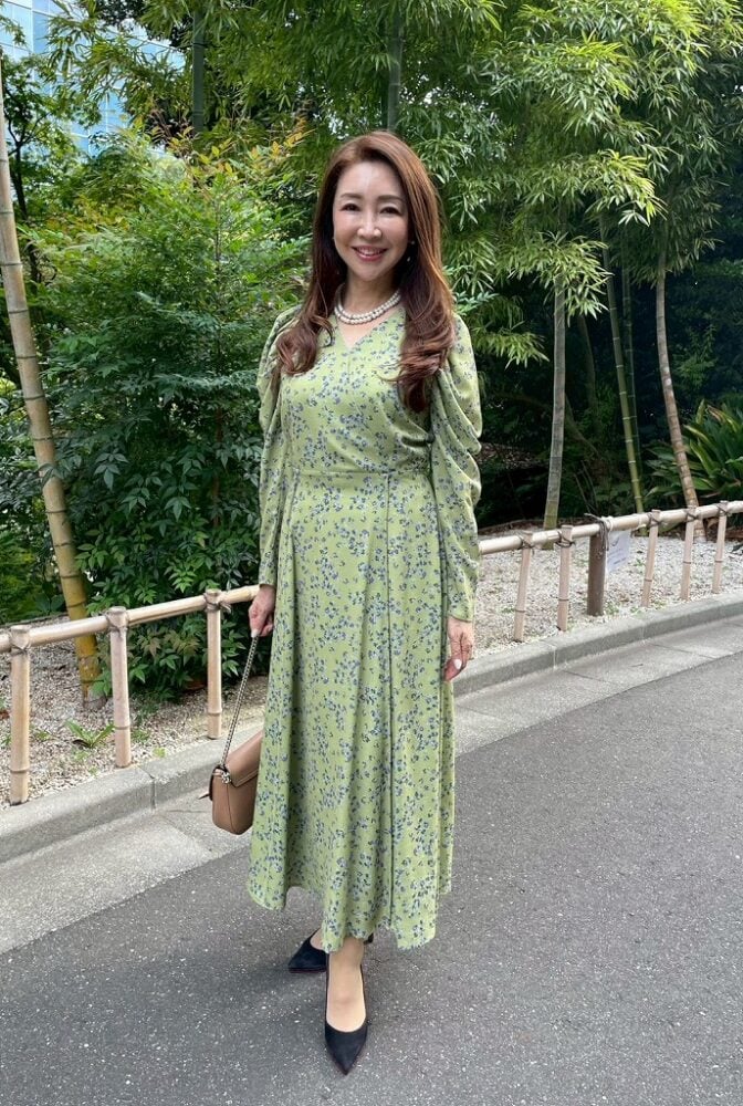 【60代お手本スナップ】着やせ効果もあるワンピースに「グッチ」のチェーンバッグ＆「ダイアナ」のパンプスでパーティ感をプラス