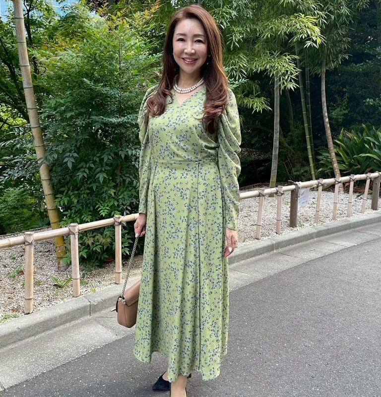 【60代お手本スナップ】着やせ効果もあるワンピースに「グッチ」のチェーンバッグ＆「ダイアナ」のパンプスでパーティ感をプラス