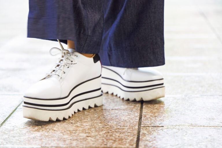 スニーカーはステラマッカートニー