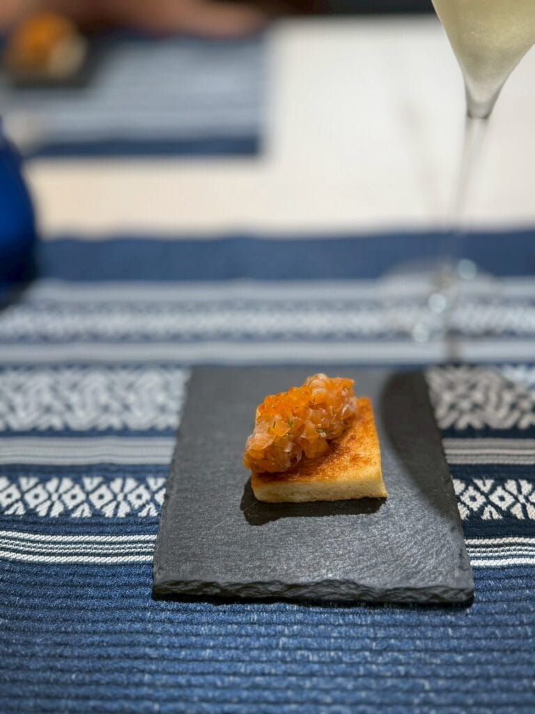 アミューズのサーモンタルタル