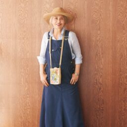 カジュアルな“ジャンスカ”合わせはワントーンで大人っぽく