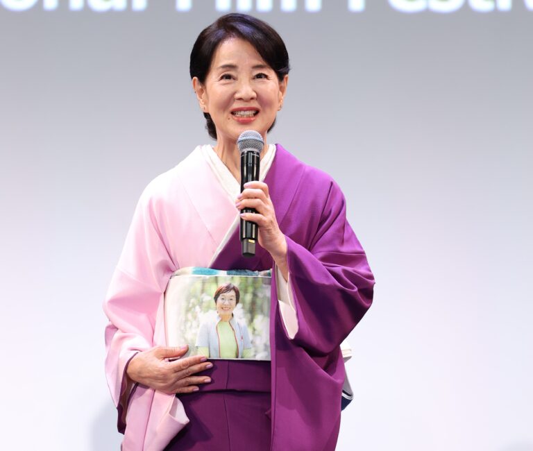 第38回東京国際映画祭より着物の帯の説明をする吉永小百合